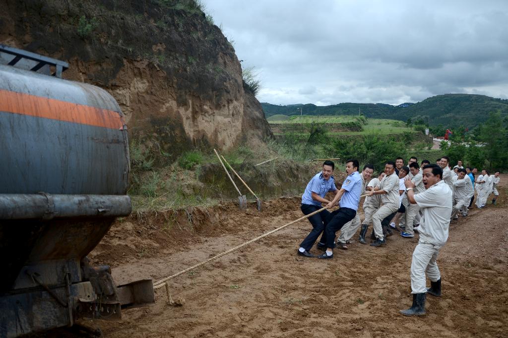 危难时刻伸援手 洪灾无情人有情