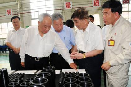 7月下工作动态--1-2 现场检查机加工产品质量.jpg
