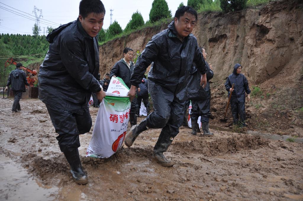 百年油田抗洪灾 万众一心度难关